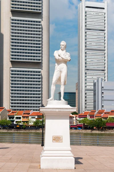 Sir Stamford Raffles statue on Clark Quay in Singapore — Stock Photo, Image