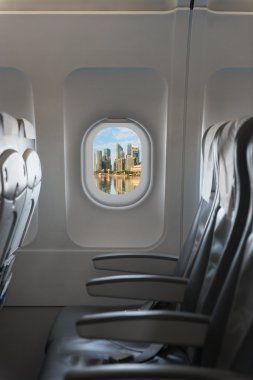 Pencereden bir yolcu uçağının AIRC üzerinde modern şehir manzarası