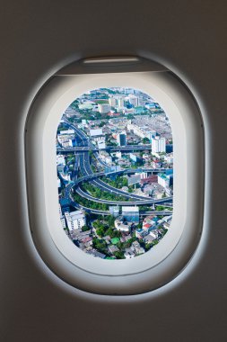 Uçak penceresinden iç uçağın yüksek yol Manzaralı.
