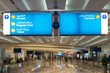Ana kalabalık bir uluslararası Airp kapılarında varış önde gelen
