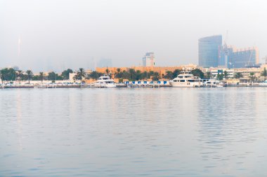 Dubai'de bir Binbaşı suyolu boyunca yuvalanmış lüks Motor Yatlar