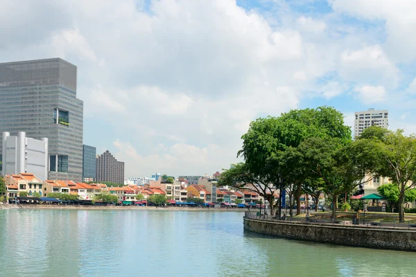 Beau paysage urbain de Singapour depuis le quai du bateau — Photo