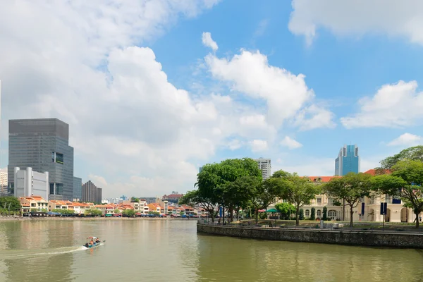 Small Boat Cruising the Straight along the Quay i Singapore – stockfoto