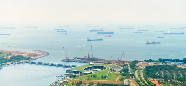 Viele kommerzielle Frachtschiffe im Hafen vertäut — Stockfoto