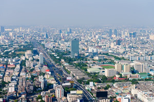 Bangkok's Modern and Dramatic Cityscape with Highway and Tall Bu — Stok fotoğraf