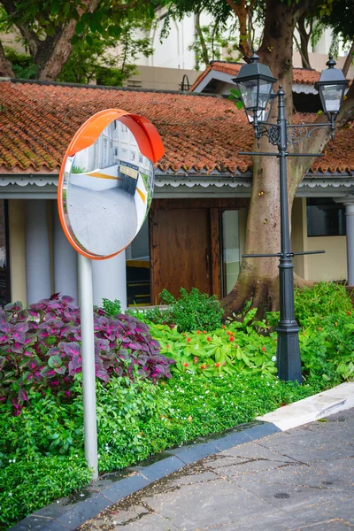 Miroir de circulation convexe monté sur une rue résidentielle — Photo