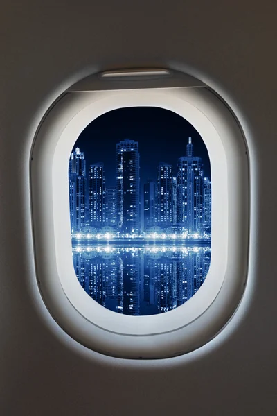 飛行機の窓モダンなシティー ビューが付いている航空機のインテリアから. — ストック写真