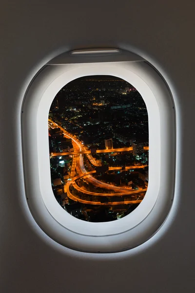 Flugzeugfenster aus dem Inneren des Flugzeugs mit Blick auf die Autobahn. — Stockfoto