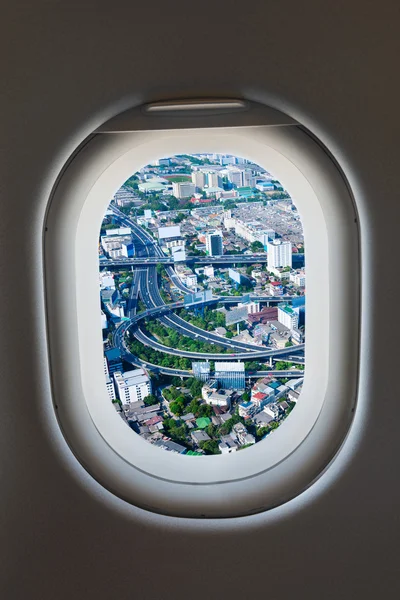 Flugzeugfenster aus dem Inneren des Flugzeugs mit Blick auf die Autobahn. — Stockfoto