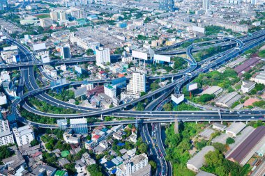 Throu kıvrıla kıvrıla bir karmaşık otoyol kavşağı manzarasına bakan