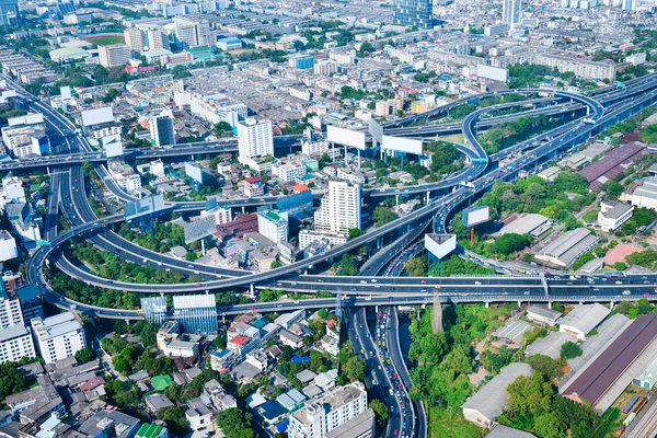 Throu kıvrıla kıvrıla bir karmaşık otoyol kavşağı manzarasına bakan — Stok fotoğraf