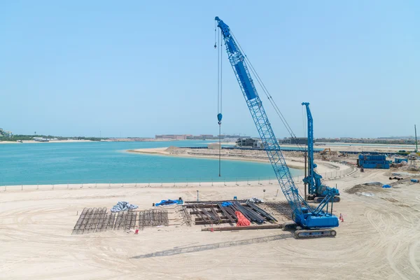 Żuraw samojezdny na wykonanie prac budowlanych na piaszczystej plaży — Zdjęcie stockowe