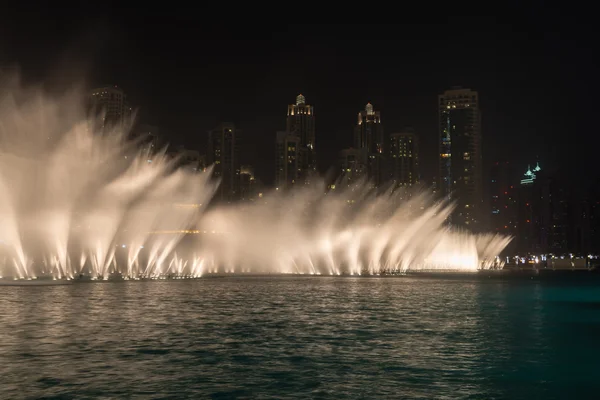 Verlichte fonteinen dramatische gevolgen langs stedelijke Beachf uitvoeren — Stockfoto
