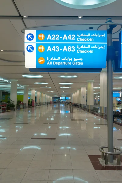 Główne Concourse w terminalu pasażerskiego międzynarodowego lotniczego — Zdjęcie stockowe