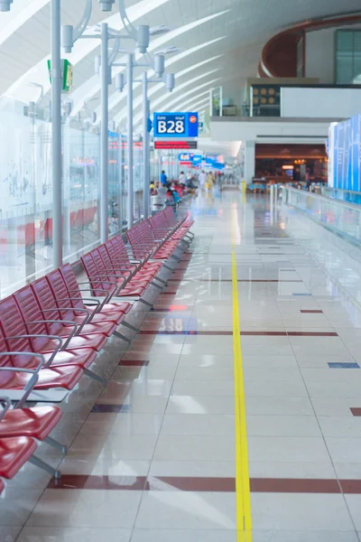 Interno dell'aeroporto in zona d'attesa vicino al cancello — Foto Stock