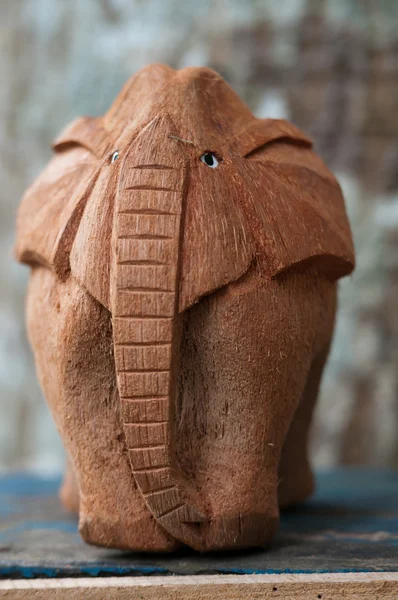 Elefante de madera hecho a mano — Foto de Stock