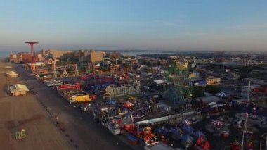Coney Island beach boardwalk eğlence parkı hava 4k