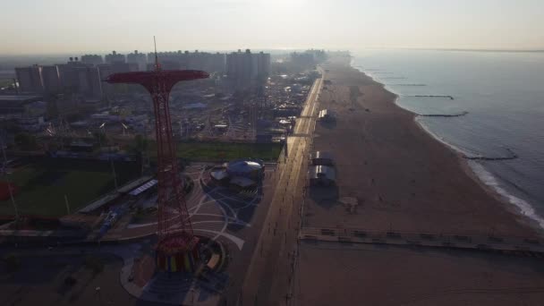 Coney Island praia calçadão parque de diversões aéreo 4k — Vídeo de Stock