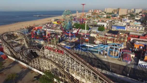 Coney Island beach boardwalk nöjespark antenn 4k — Stockvideo