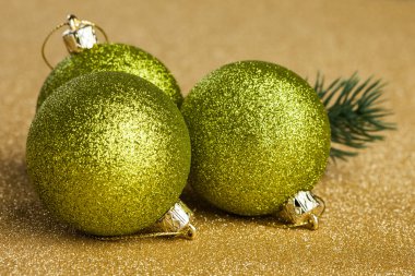 Dekorasyon top ile Noel ağacı dalı