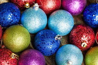 birçok Noel topları arka plan üzerinde renkli