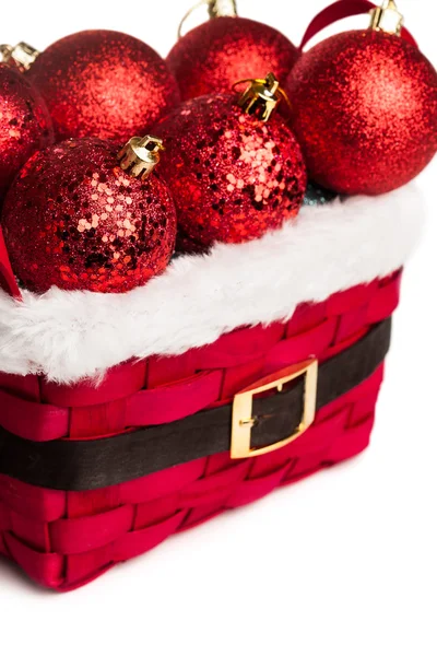 Рождественские украшения на красной корзине — стоковое фото