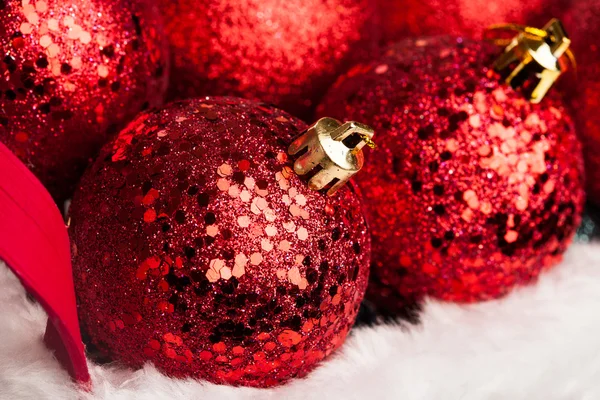 Decoraciones navideñas en cesta roja —  Fotos de Stock