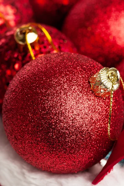 Decoraciones navideñas en cesta roja —  Fotos de Stock