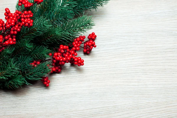 Rama del árbol de Navidad en una superficie de madera —  Fotos de Stock