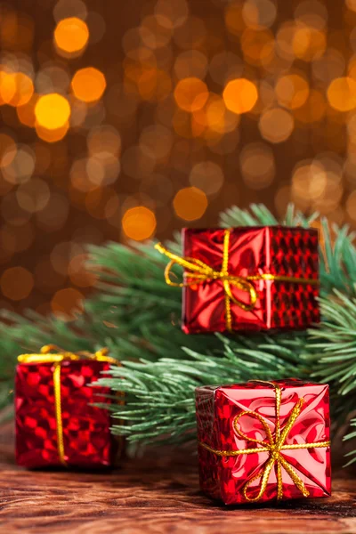 Ramo da árvore de Natal com caixa de presente — Fotografia de Stock