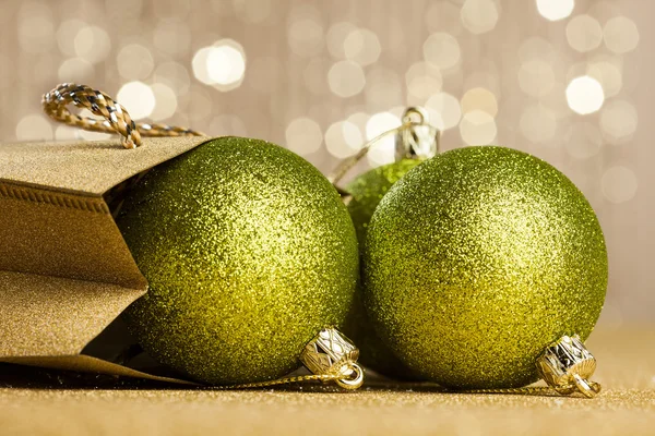 Christmas boll mot glänsande bakgrund — Stockfoto