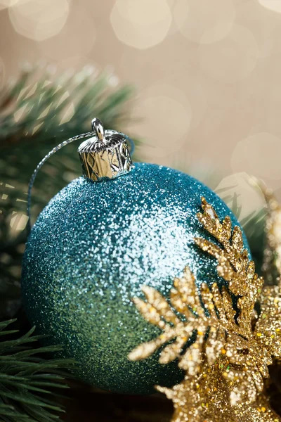 Ramo da árvore de Natal com bola de decoração — Fotografia de Stock
