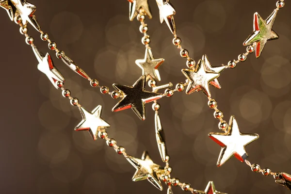 Різдвяні зірки на фоні блискіток — стокове фото