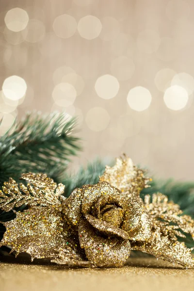 バラの装飾とクリスマス ツリーの枝 — ストック写真
