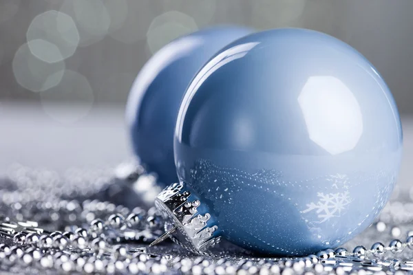 Χριστουγεννιάτικη μπάλα σε γυαλιστερό φόντο — Φωτογραφία Αρχείου