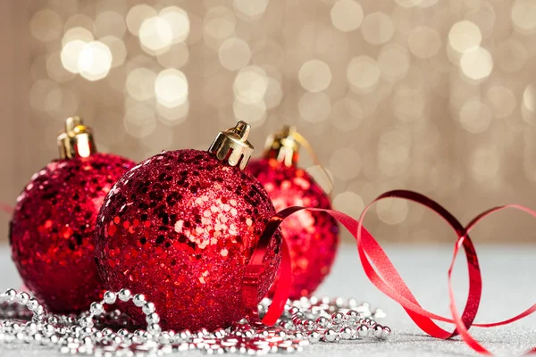 Christmas boll mot glänsande bakgrund — Stockfoto