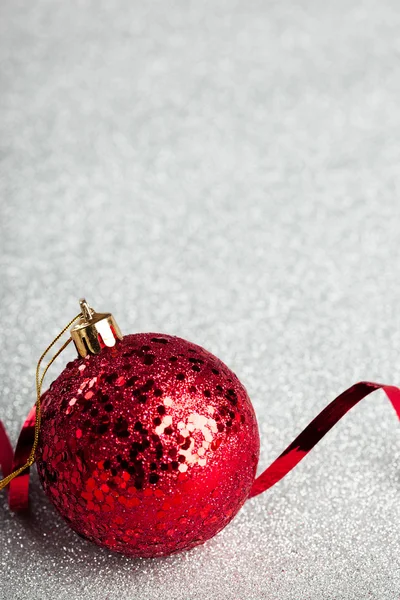 Palla di Natale su sfondo lucido — Foto Stock