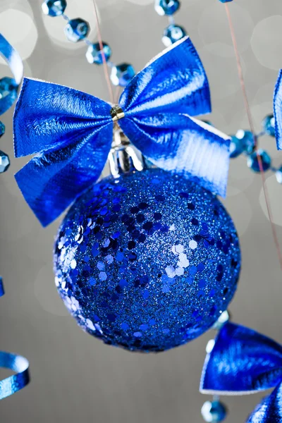 Christmas boll mot glänsande bakgrund — Stockfoto