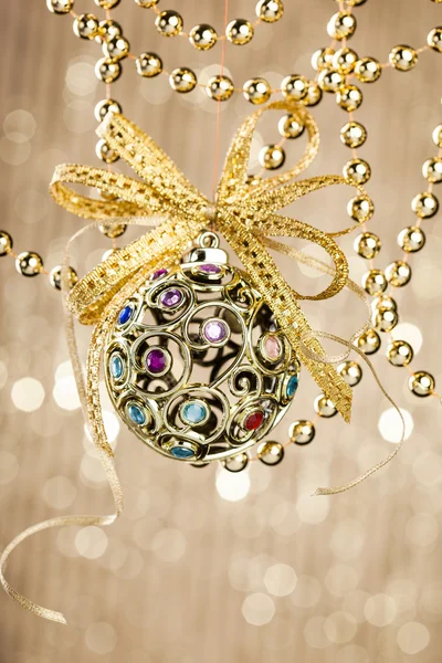 Bola de Natal no fundo brilhante — Fotografia de Stock