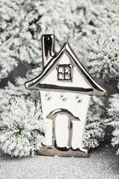 Weihnachtshaus mit Weißtanne — Stockfoto