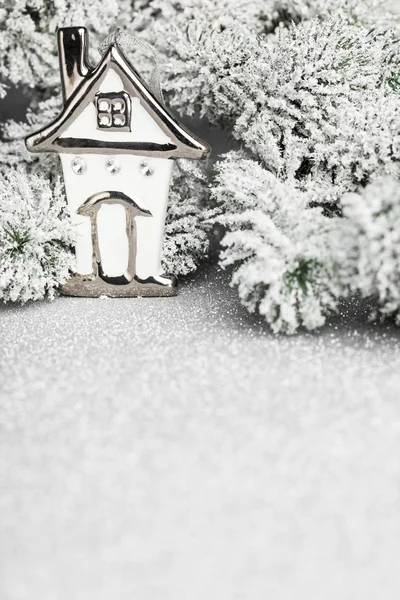 Weihnachtshaus mit Weißtanne — Stockfoto