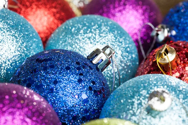 多くの色の背景にクリスマス ボール — ストック写真
