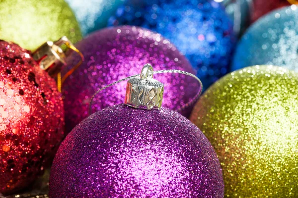 Muitas bolas de Natal coloridas no fundo — Fotografia de Stock