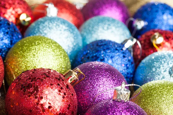 Muitas bolas de Natal coloridas no fundo — Fotografia de Stock