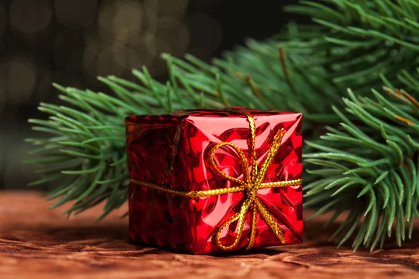 Υποκατάστημα της χριστουγεννιάτικο δέντρο με το κιβώτιο δώρων — Φωτογραφία Αρχείου