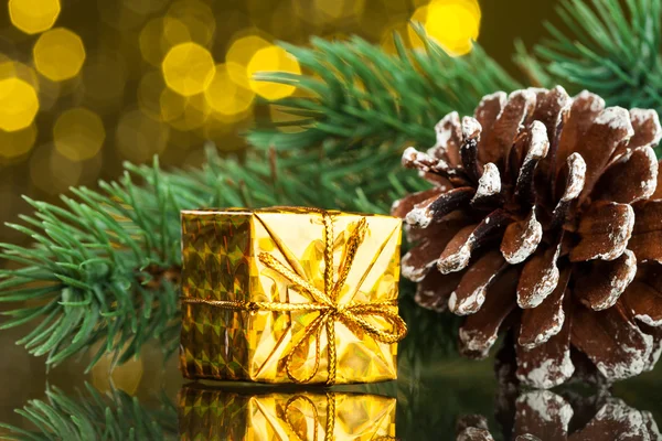 Rama del árbol de Navidad con caja de regalo —  Fotos de Stock