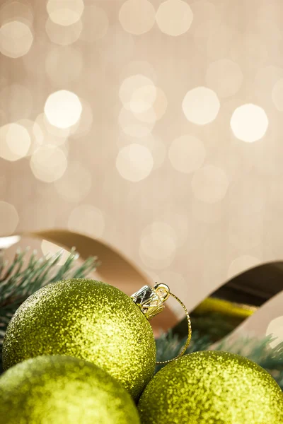 Tak van kerstboom met decoratie bal — Stockfoto