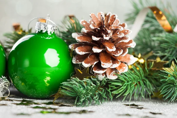 Gren av julgran med dekoration boll — Stockfoto