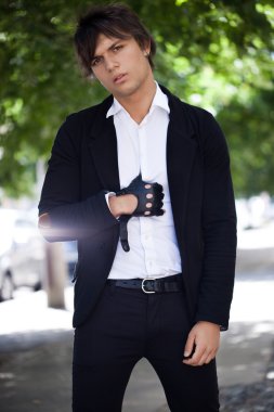 Takım elbiseli genç adam.