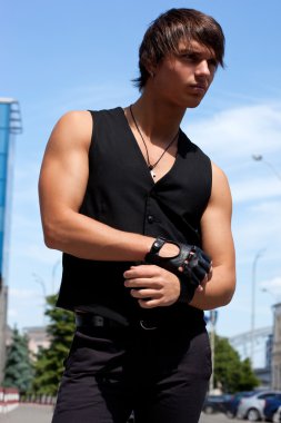 Takım elbiseli genç adam.